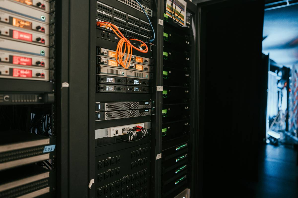 Chart comparing server uptime with environmental factors